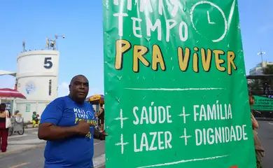 Rio de Janeiro, 01/05/2026 – O supervisor de loja, Leandro Dias Rodrigues durante ato do 1º de maio no Rio de Janeiro na praia de Copacabana pede fim da escala 6x1, regulamentação dos trabalhadores de aplicativo, combate ao feminicídio e defesa da soberania. Foto: Tomaz Silva/Agência Brasil