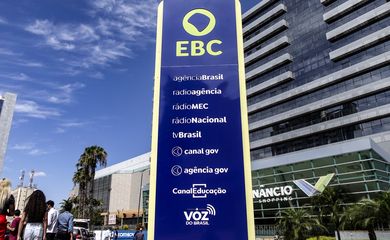 31/07/2026 - Brasília - Totem da EBC em Frente ao Shopping Venâncio em Brasília. Foto: Rafa Neddermeyer/ Agência Brasil