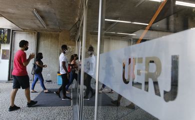 Entrada dos candidatos para o primeiro dia de provas do Exame Nacional do Ensino Médio (Enem) 2020, na Universidade Estadual do Rio de Janeiro(UERJ), na zona norte do Rio.