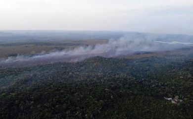 Alter do Chão, distrito de Santarém (PA), também foi atingido pelas chamas; a qualidade do ar no município é considerada insalubre nesta segunda-feira 19. Foto: Brigada de Alter do Chão (PA)/ Divulgação