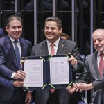 Alcolumbre Homenageia Paim na Promulgação do Fim da Escala 6x1