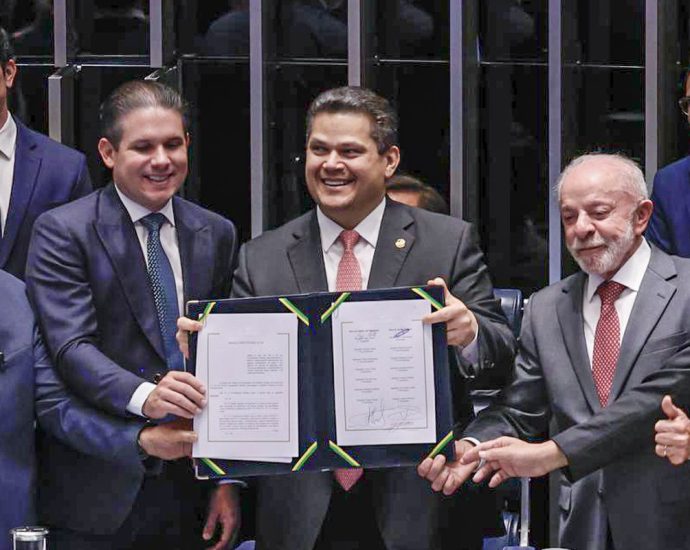 Alcolumbre Homenageia Paim na Promulgação do Fim da Escala 6x1