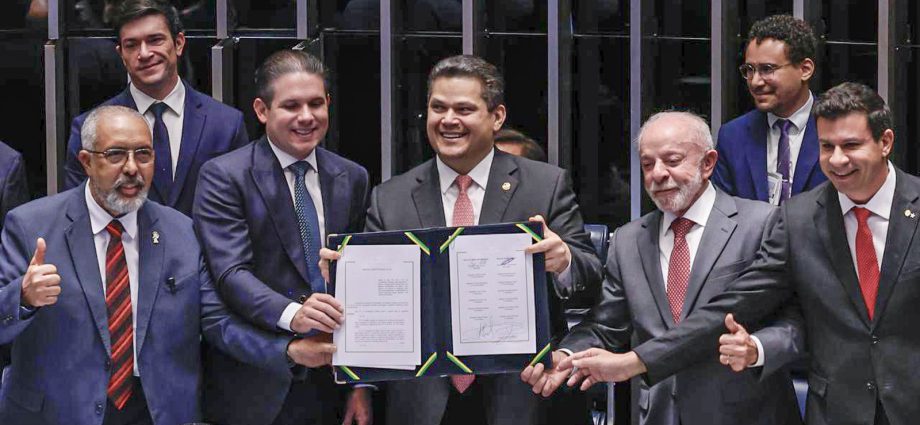 Alcolumbre Homenageia Paim na Promulgação do Fim da Escala 6x1