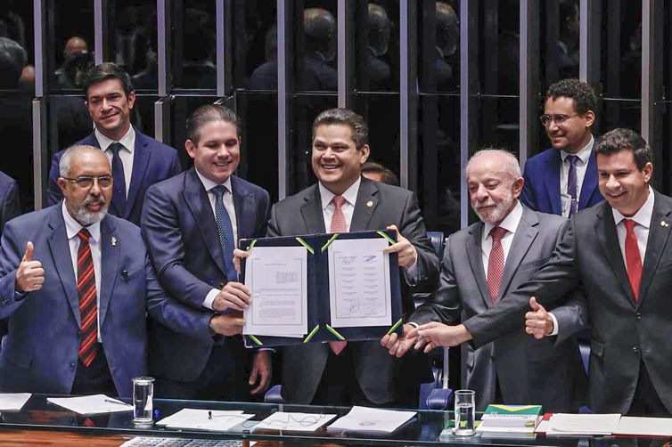 Alcolumbre Homenageia Paim na Promulgação do Fim da Escala 6x1