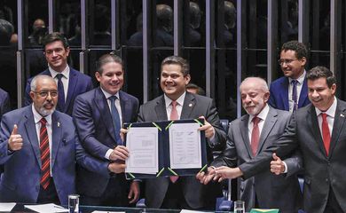Brasília (DF), 16/10/2026 - Da esquerda para direita, Senador, Paulo Paim, presidente da Câmara dos deputados, Hugo Motta, presidente do Senado, Davi Alcolumbre, Presidente Luiz Inácio Lula da Silva e o deputado, Carlos Veras, promulgam a proposta de Emenda à Constituição (PEC 221), que acaba com a escala um dia de descanso a cada seis de trabalho no país, a escala 6x1. Foto: Lula Marques/Agência Brasil