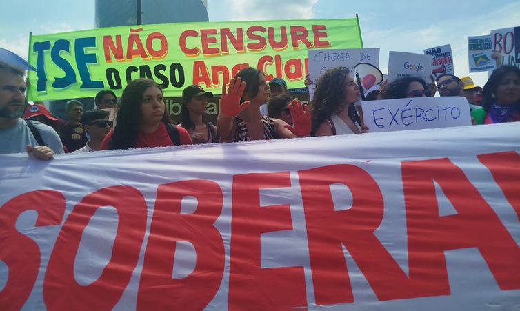 Caso Ana Clara: ativistas protestam no TSE contra decisão de André Mendonça