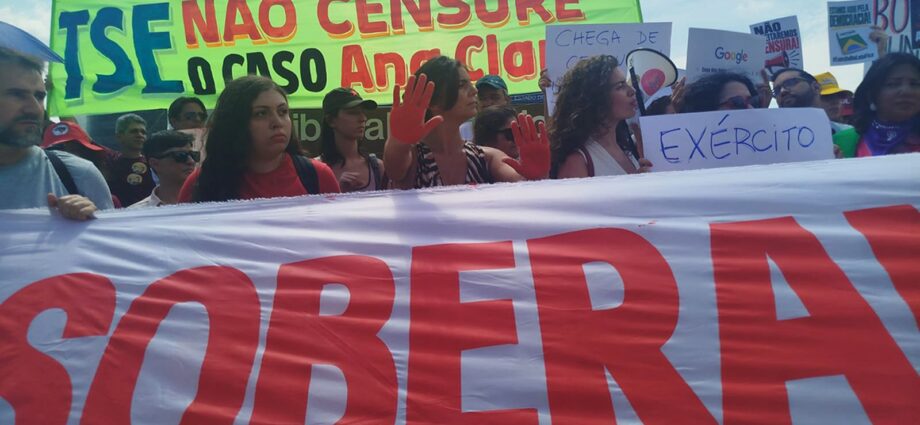 Caso Ana Clara: ativistas protestam no TSE contra decisão de André Mendonça
