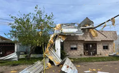 O Município do Rio Grande foi atingido por um forte temporal na madrugada desta segunda-feira (21), provocando danos em diferentes regiões da cidade e mobilizando equipes da 21/09/2026 - Prefeitura desde as primeiras horas do dia. De acordo com a Defesa Civil Municipal, os ventos chegaram a 113,7 quilômetros por hora, acompanhados de chuva intensa. Nas últimas 12 horas, foram registrados 36 milímetros de precipitação. Foto: Pref. RS/ Divulgação